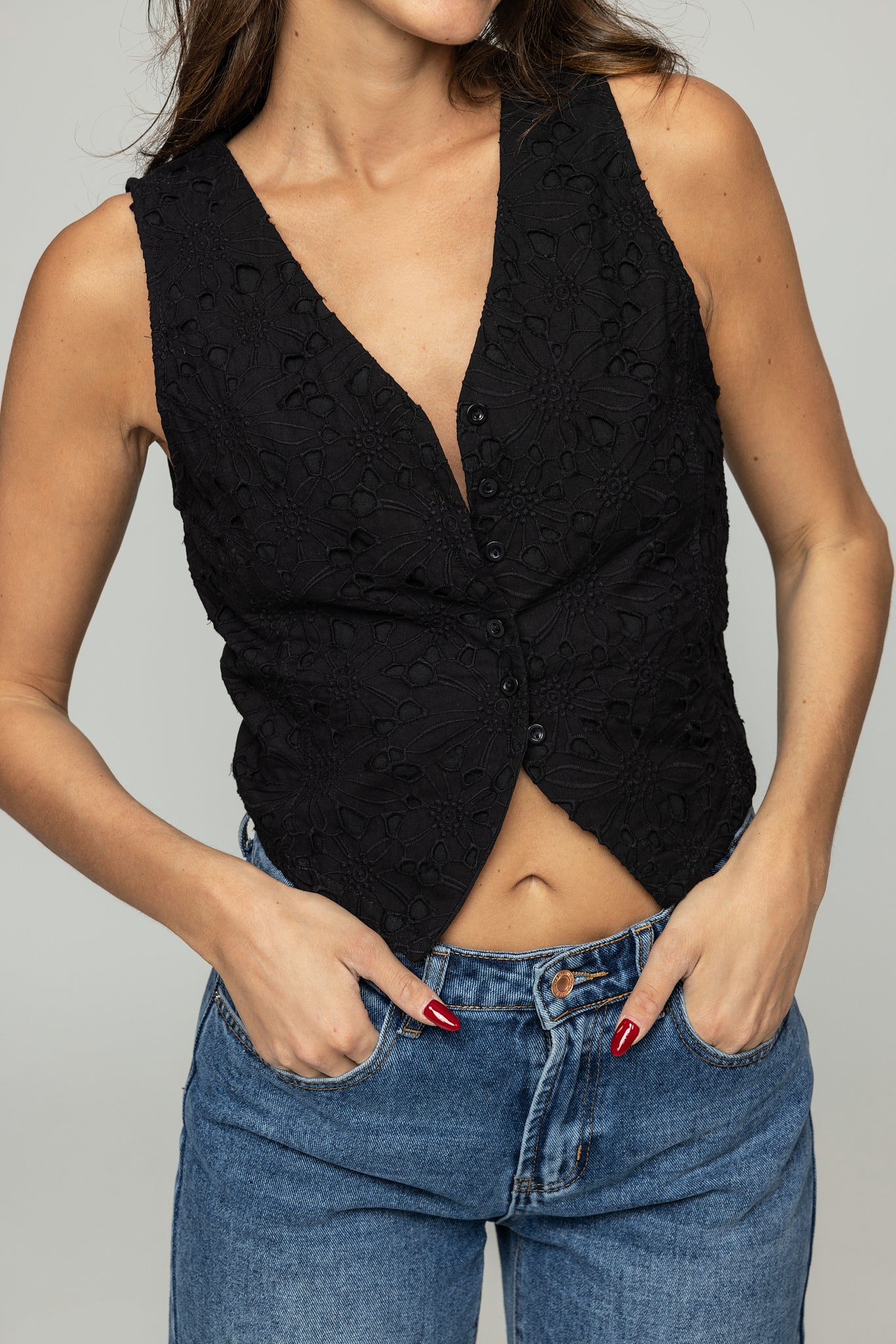 Vest with knitted flowers